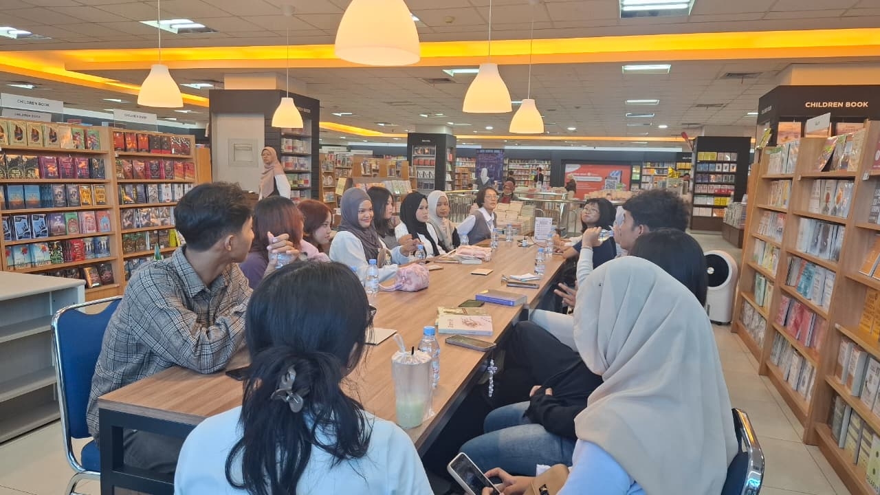 Baca Buku Bareng, Cara Komunitas Rabo Sore Ajak Mahasiswa Baru Cintai Sastra Indonesia 