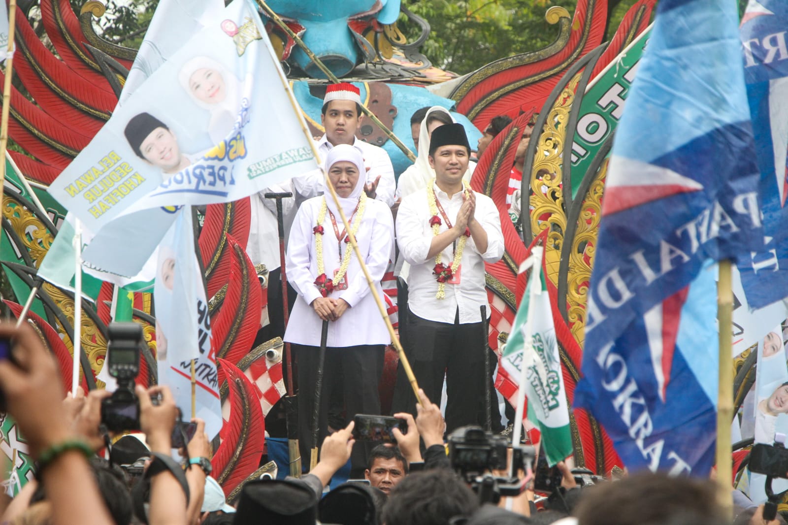 Khofifah-Emil Diarak Kirab Budaya ke KPU Jatim, Resmi Jadi Paslon Pertama di Pilgub Jatim 2024