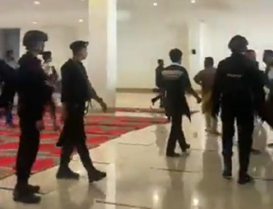 Viral Polisi Disebut 'Injak' Sajadah Masjid Raya Sumbar Pakai Sepatu, Pengurus Klarifikasi: Itu Tempat Pertemuan