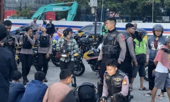 Detik-Detik Polisi Bubarkan Tawuran di Pluit, Pelaku Bawa Senjata Tajam dan Molotov