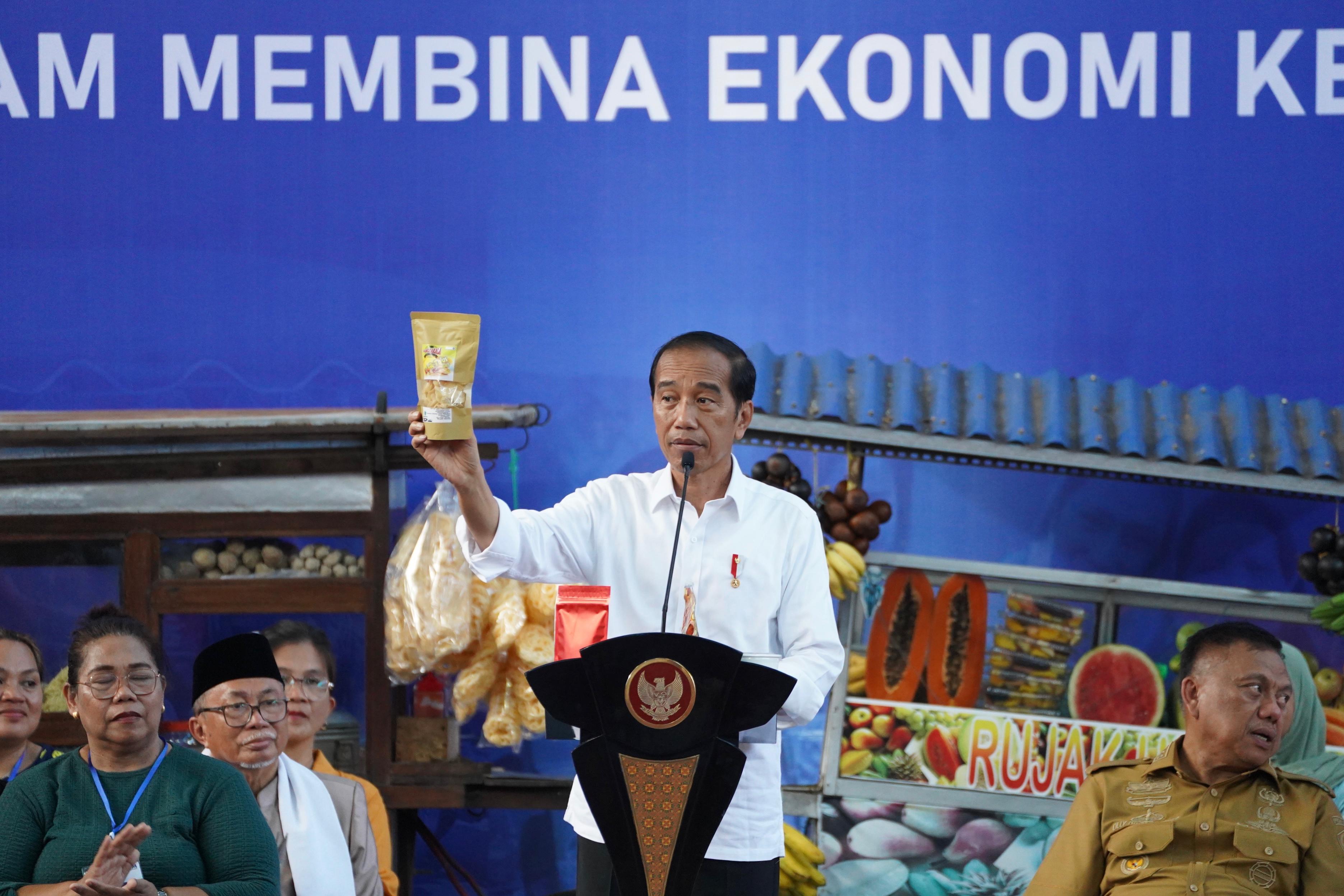 Bikin Nama Produk dengan Nama Anaknya, Nasabah Mekaar Ini Dipuji Jokowi