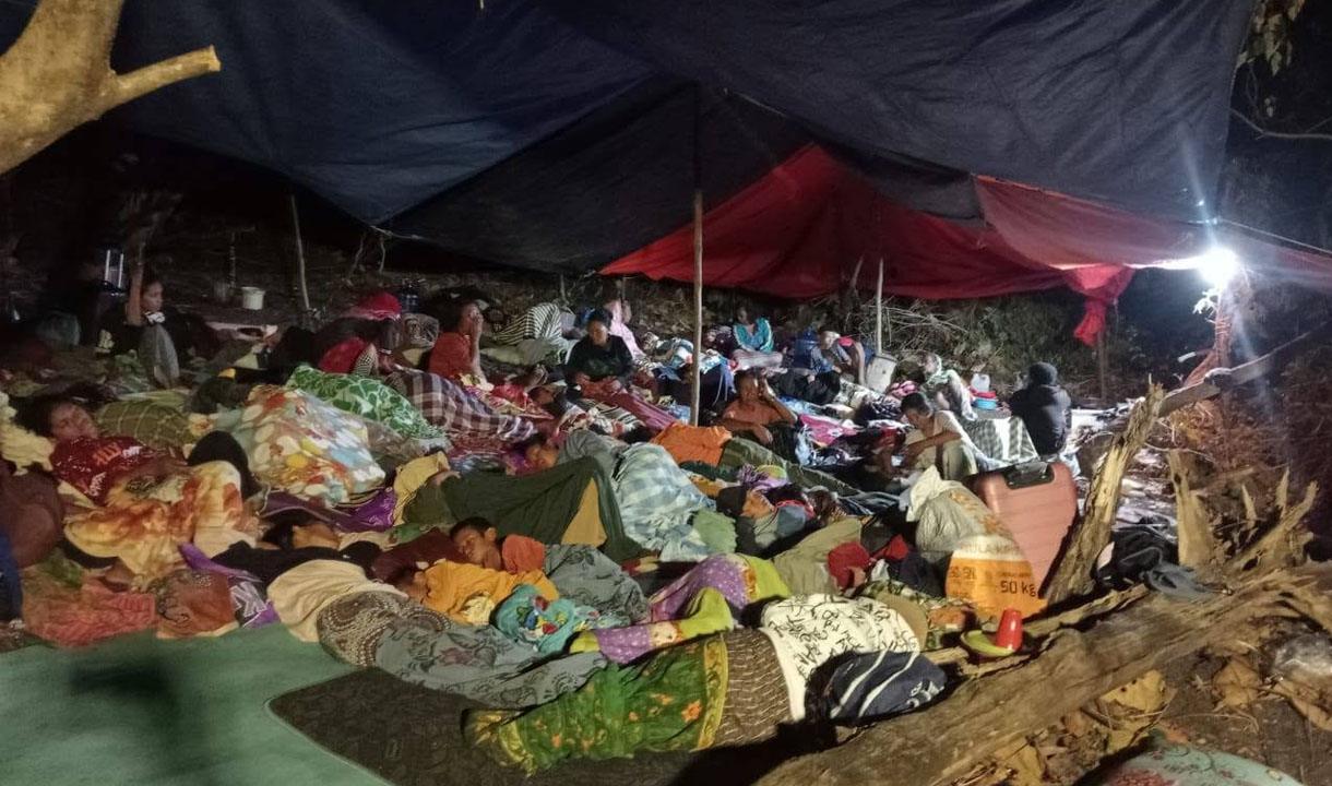 Penampakan Pengungsi Gempa M7.7 NTT, Warga Tidur Beralas Seadanya
