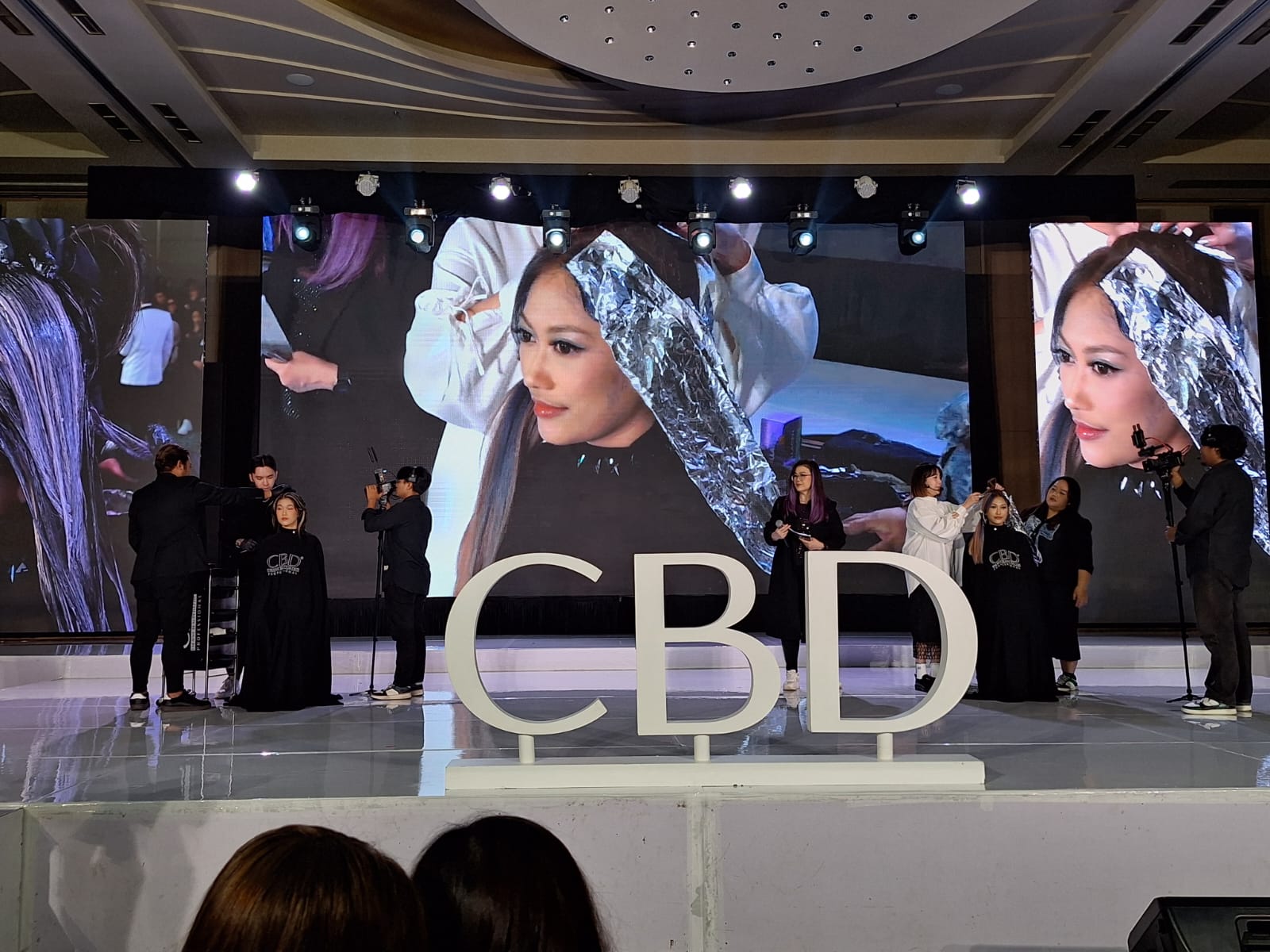 Immerse in Beauty: Tren Warna Rambut 2025 yang Mewarnai Setiap Generasi