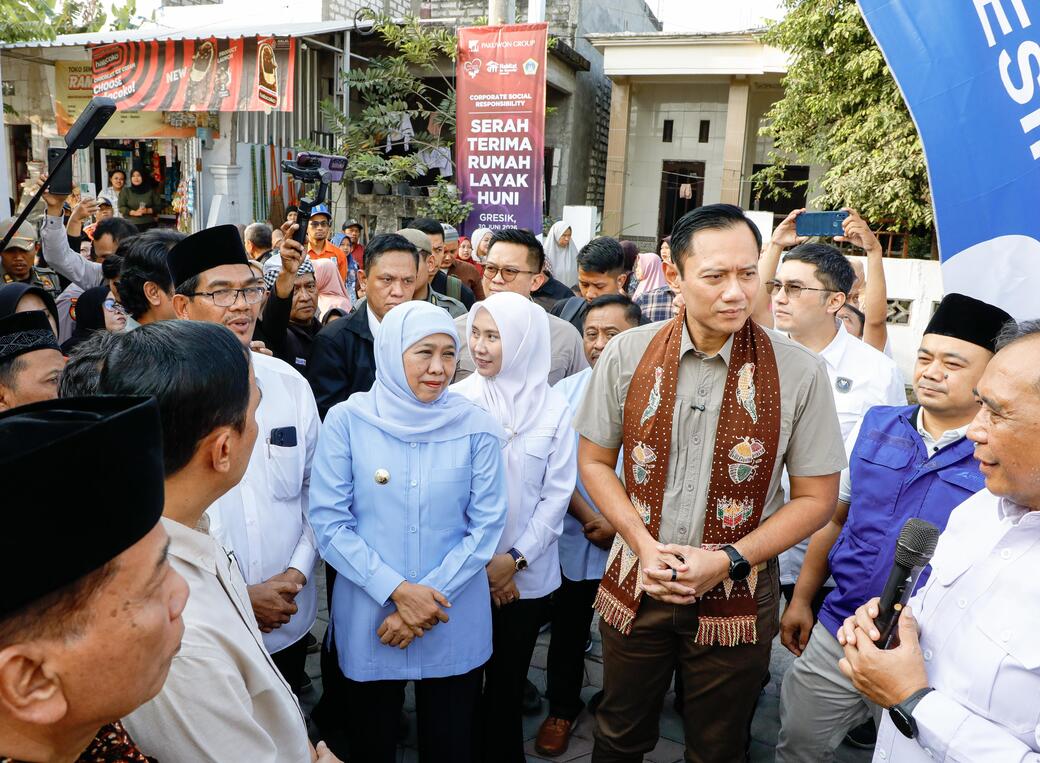 Khofifah dan AHY Resmikan Program Penataan Kawasan Kumuh Terpadu di Gresik