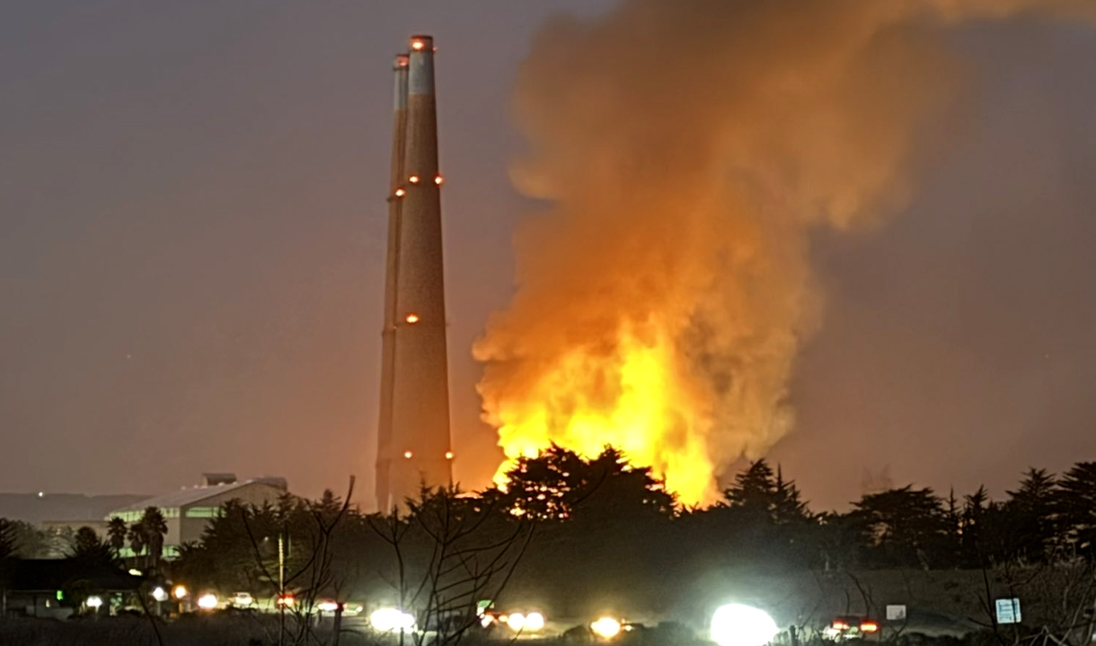 Kebakaran Hebat Gudang Baterai Litium Pembangkit Listrik Moss Landing, Asap Berbahaya Ancam Warga