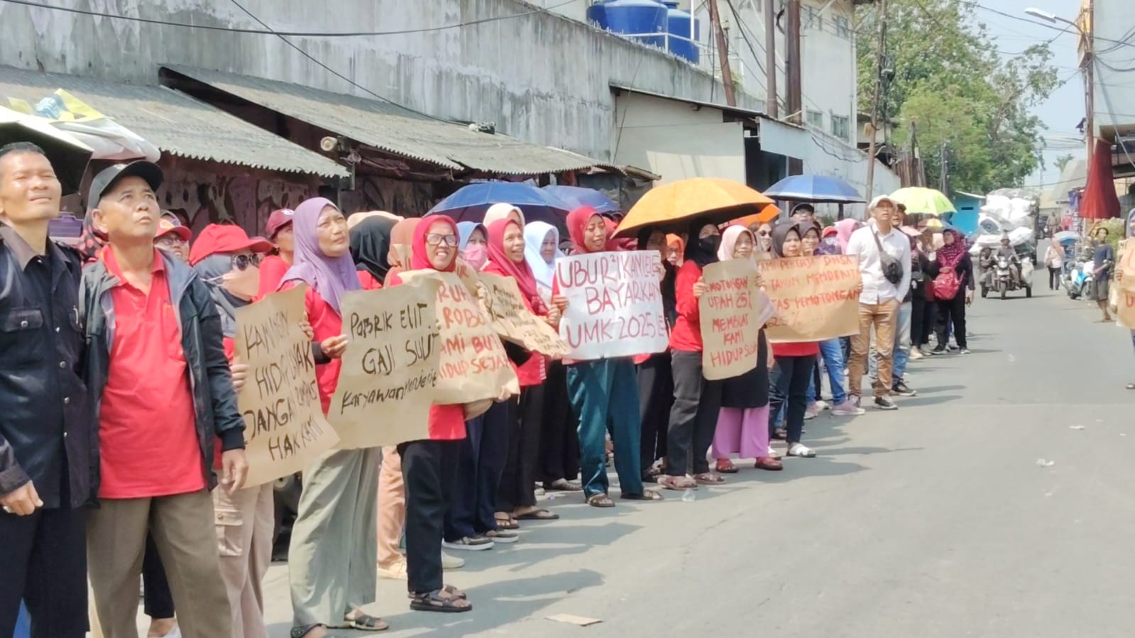 Bahaya! Pabrik Sepatu di Tangerang Digeruduk Ratusan Emak-emak: Protes THR dan Pemotongan Gaji
