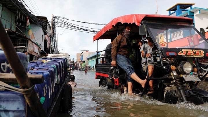 Banjir Rob Warnai Perayaan Natal di Muara Angke
