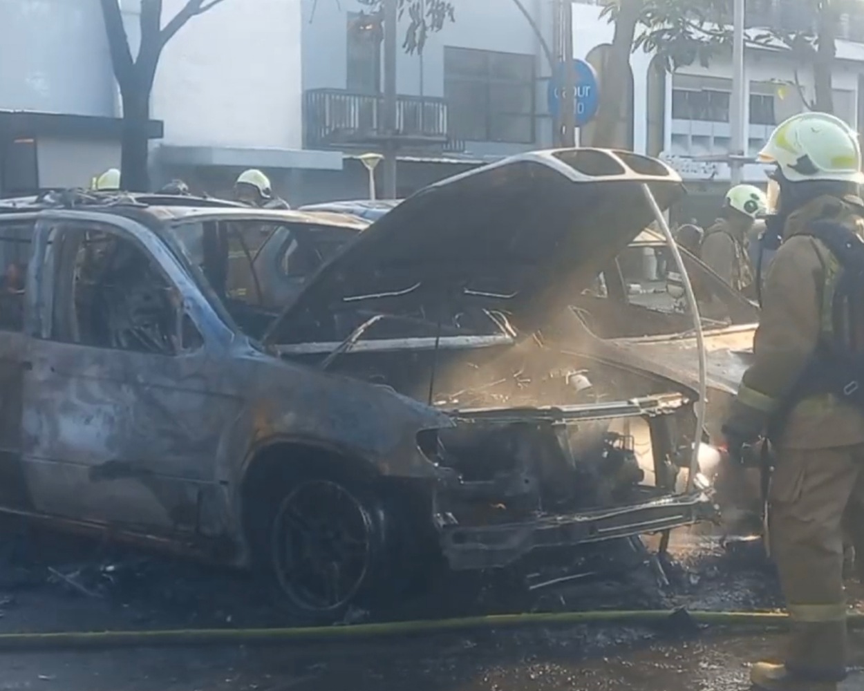 Tiga Mobil Terbakar di Parkiran MT Haryono Tebet, Api Diduga dari Kap Mesin 