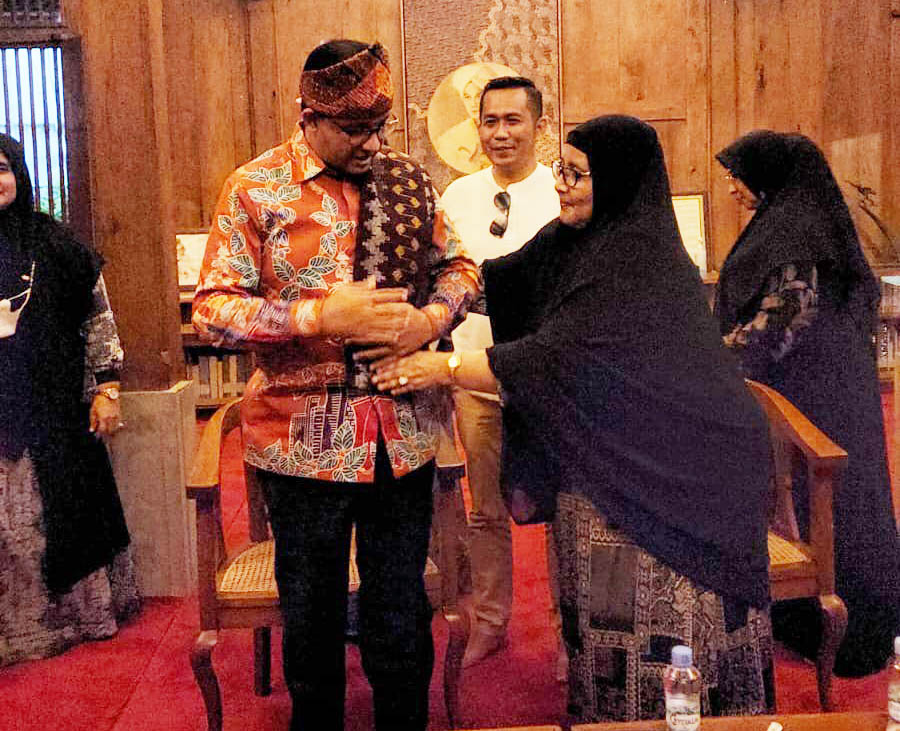 Ummi Amnah Bawakan Tenun Bima untuk Anies Baswedan 