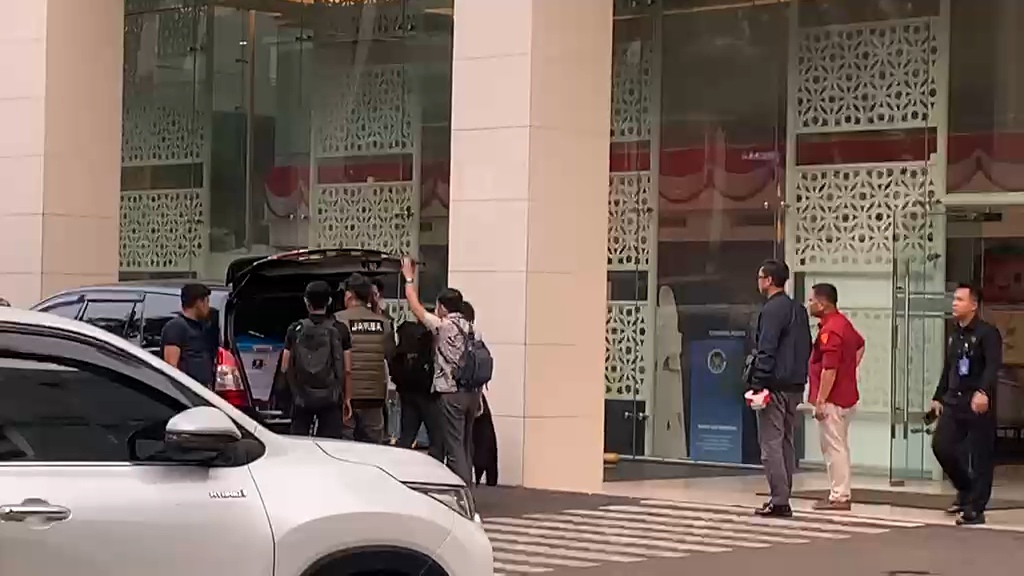 15 Jam Geledah Kantor BGN, Kejagung Bawa Box Kontainer dan Sejumlah Dokumen