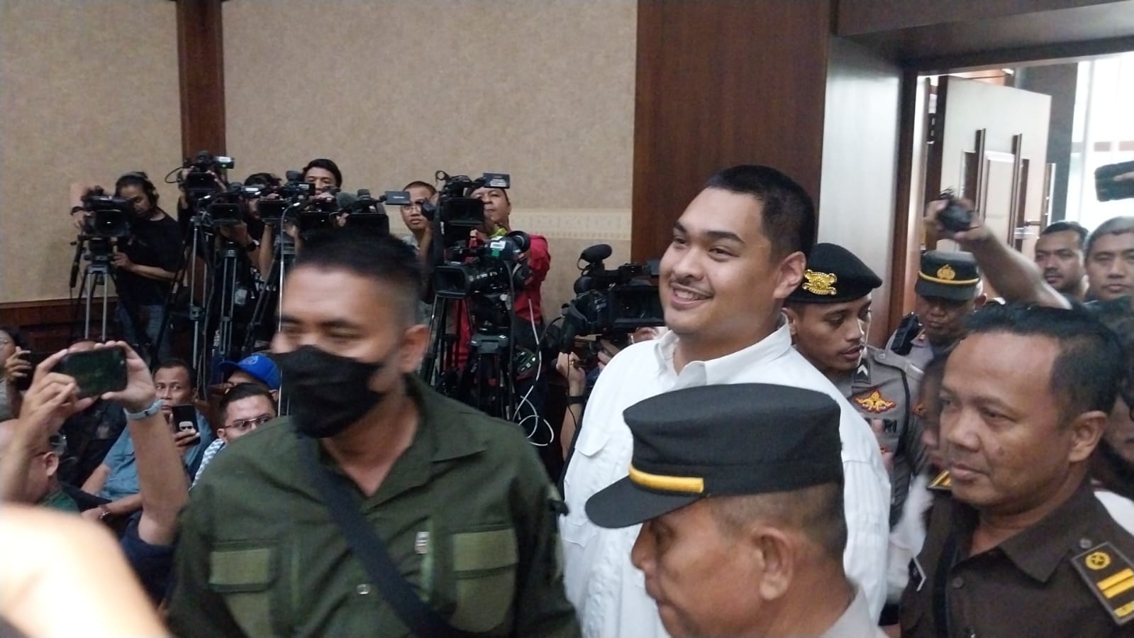 Kenakan Kemeja Putih Menpora Dito Ariotedjo Hadir di Sidang Korupsi BTS 4G Kominfo