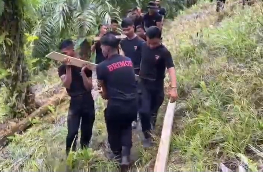 Brimob Bangun Kembali Jembatan Roboh di Sebatik, Akses Utama Anak Sekolah ke MI Tapal Batas