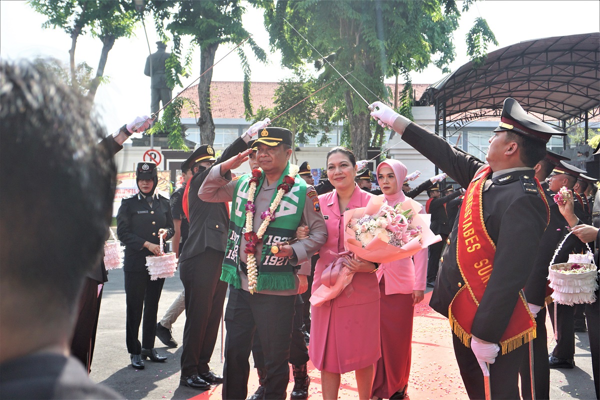 Tongkat Komando Kapolrestabes Surabaya Diserahkan