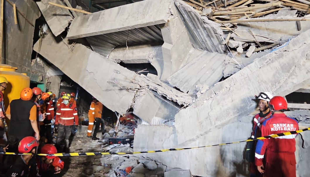 Puluhan Santri Masih Tertimbun di Ponpes Al Khozyni, Tim SAR Fokus Evakuasi Manual