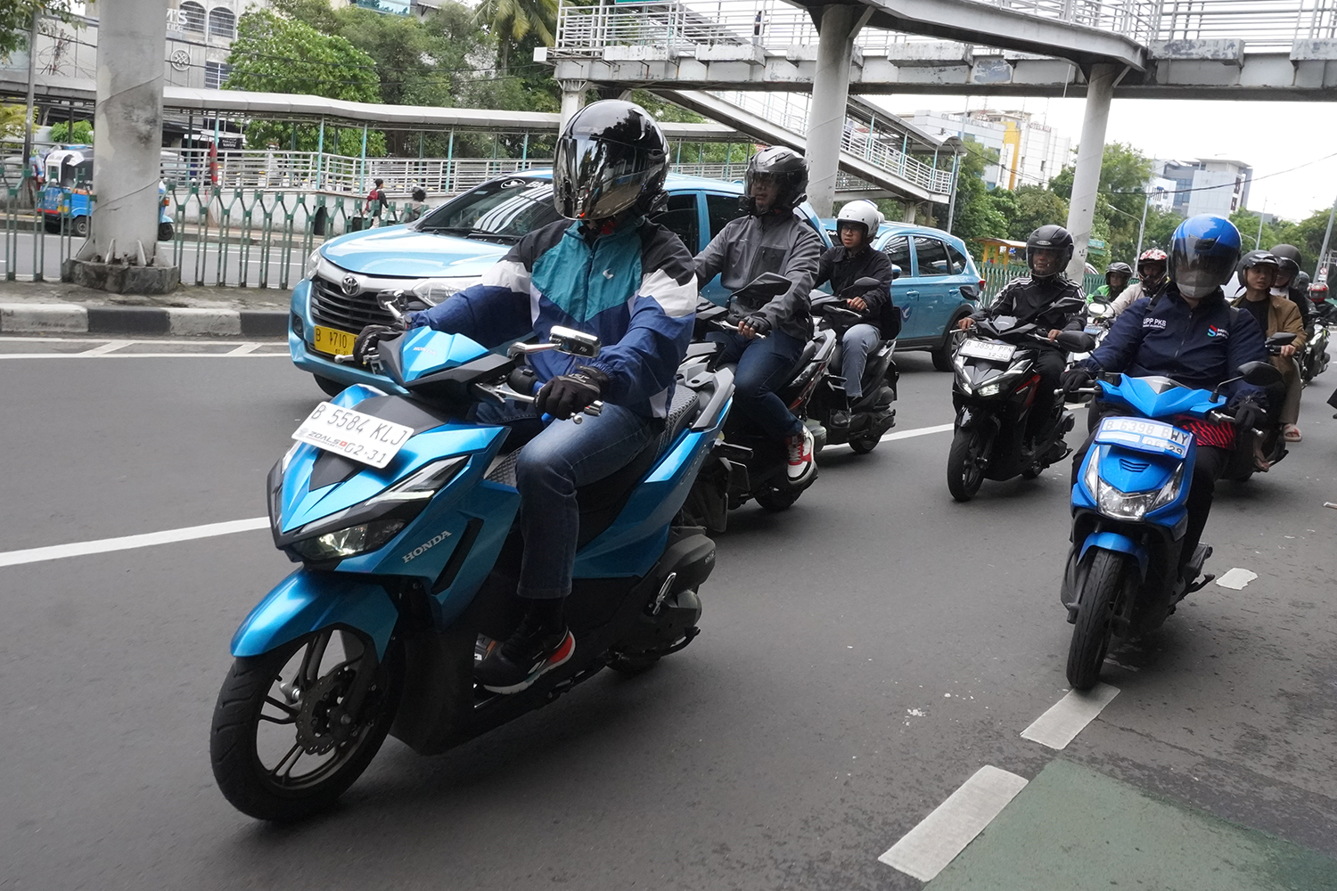 Tips Safety Riding: #Cari_Aman Jadi Kunci, Begini Sikap Pengendara Motor Saat Hadapi Situasi Darurat di Jalan