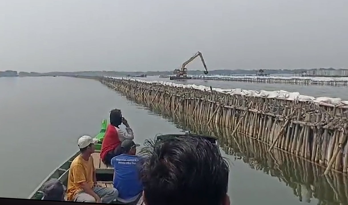 Pagar Laut Bekasi Dibangun Pakai Ekskavator, Netizen: Untuk Kepemilikan Laut yang Disertifikat