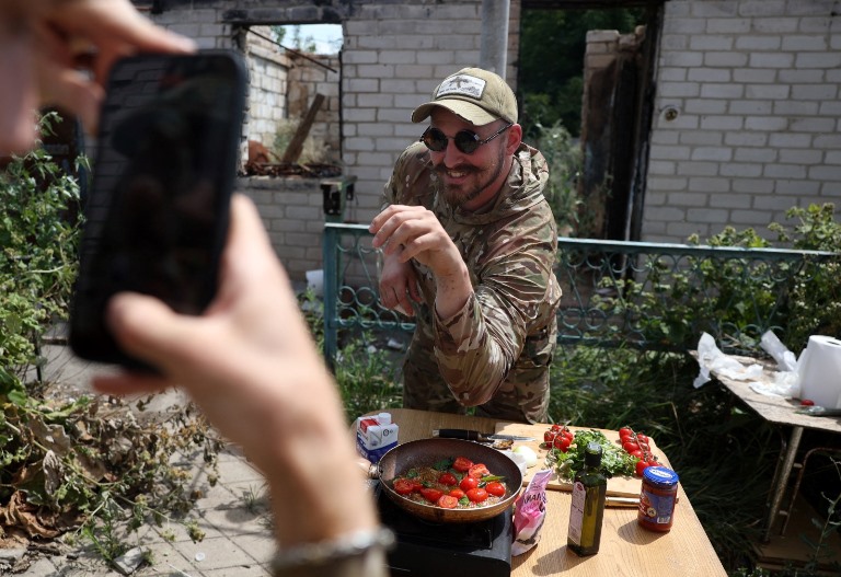 Tentara Ukraina Berjuang Lupakan Perang dengan Memasak