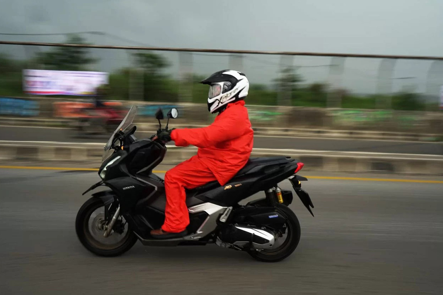 Musim Hujan Tiba, Ini 5 Cari Aman Berkendara di Jalan Licin