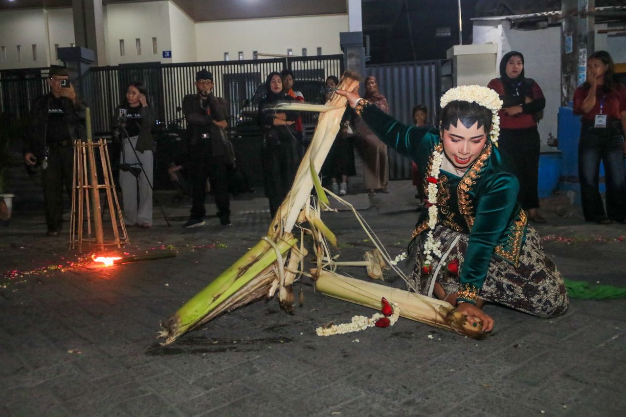 Jeritan Kampung Dupak Bangunrejo Lewat Drama Monolog Sangkan Paran: Jantung Tanpa Hati 