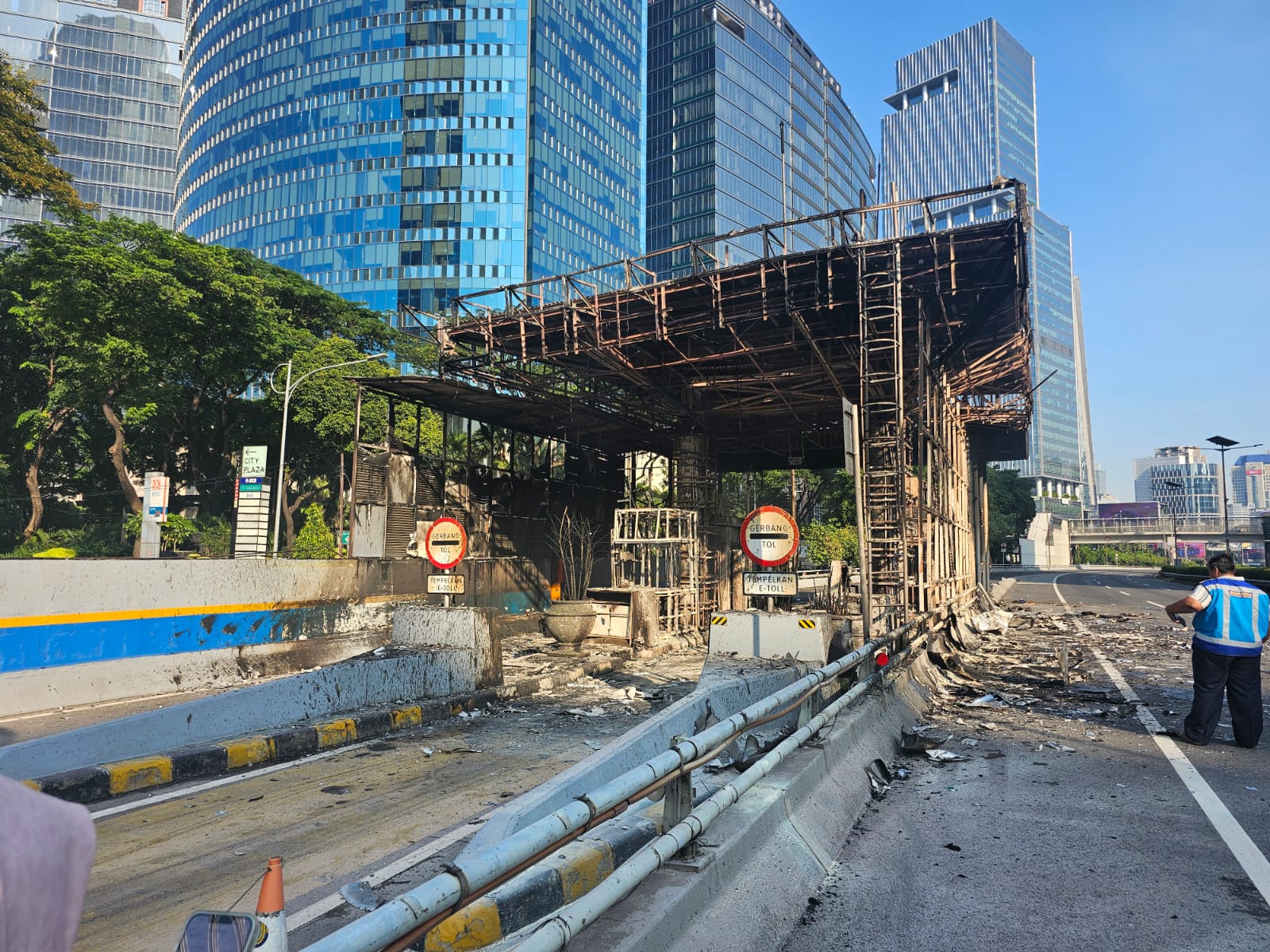 Imbas Demo, Jalan Tol Dalam Kota Jakarta Masih Belum Berfungsi Optimal