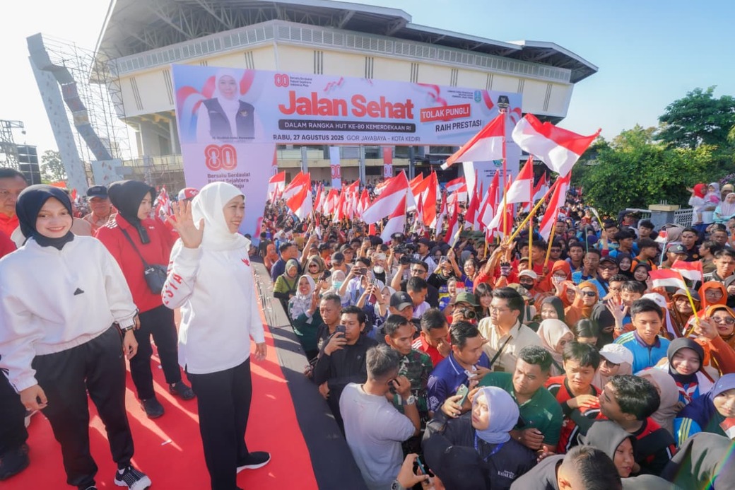 Jalan Sehat Bersama Siswa dan Guru Kota Kediri, Gubernur Khofifah Tegaskan Tidak Pungli di SMA, SMK, dan SLB Negeri