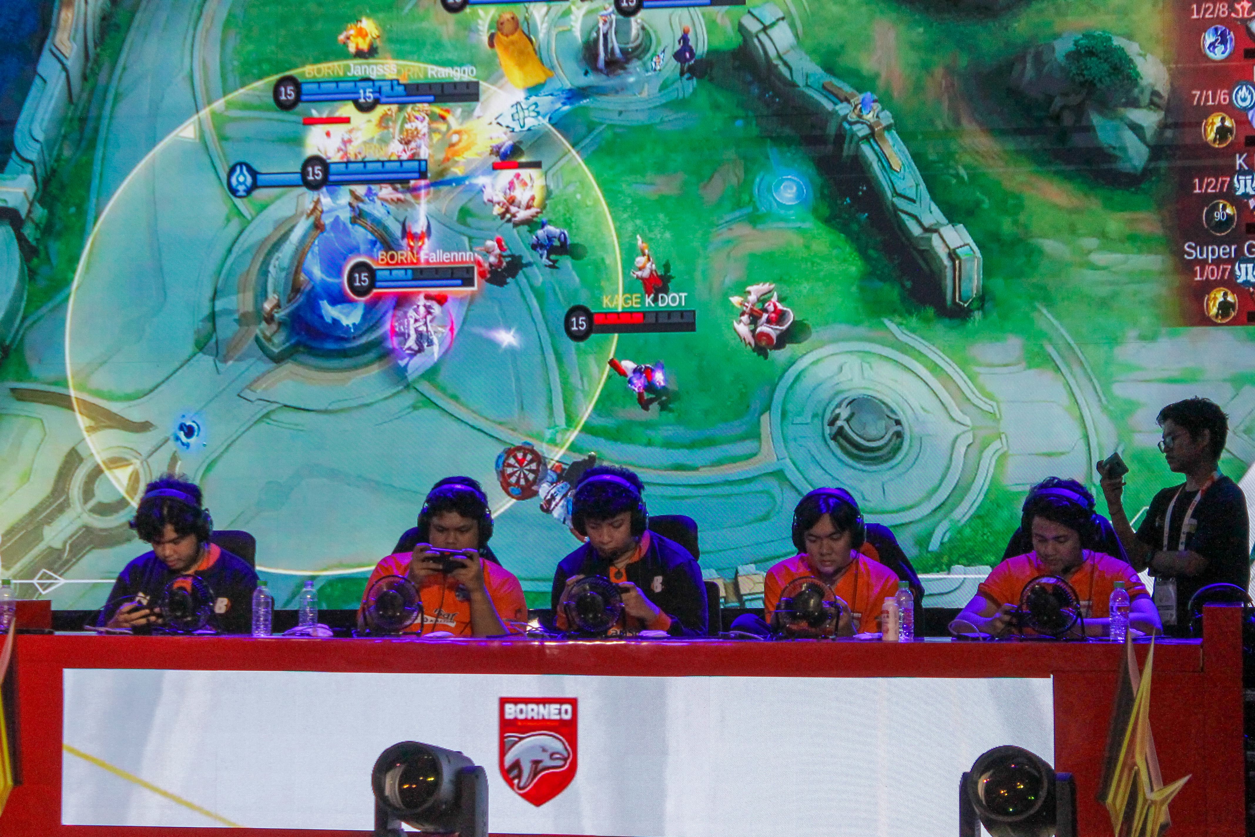 Keseruan Seri Ketiga Liga 1 Esports Nasional 2023 di Galaxy Mall Surabaya