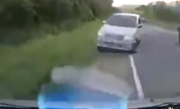 Viral Video Detik-detik Pengendara Mobil Nekat Lawan Arah, Aksi Nekatnya Berujung Fatal   
