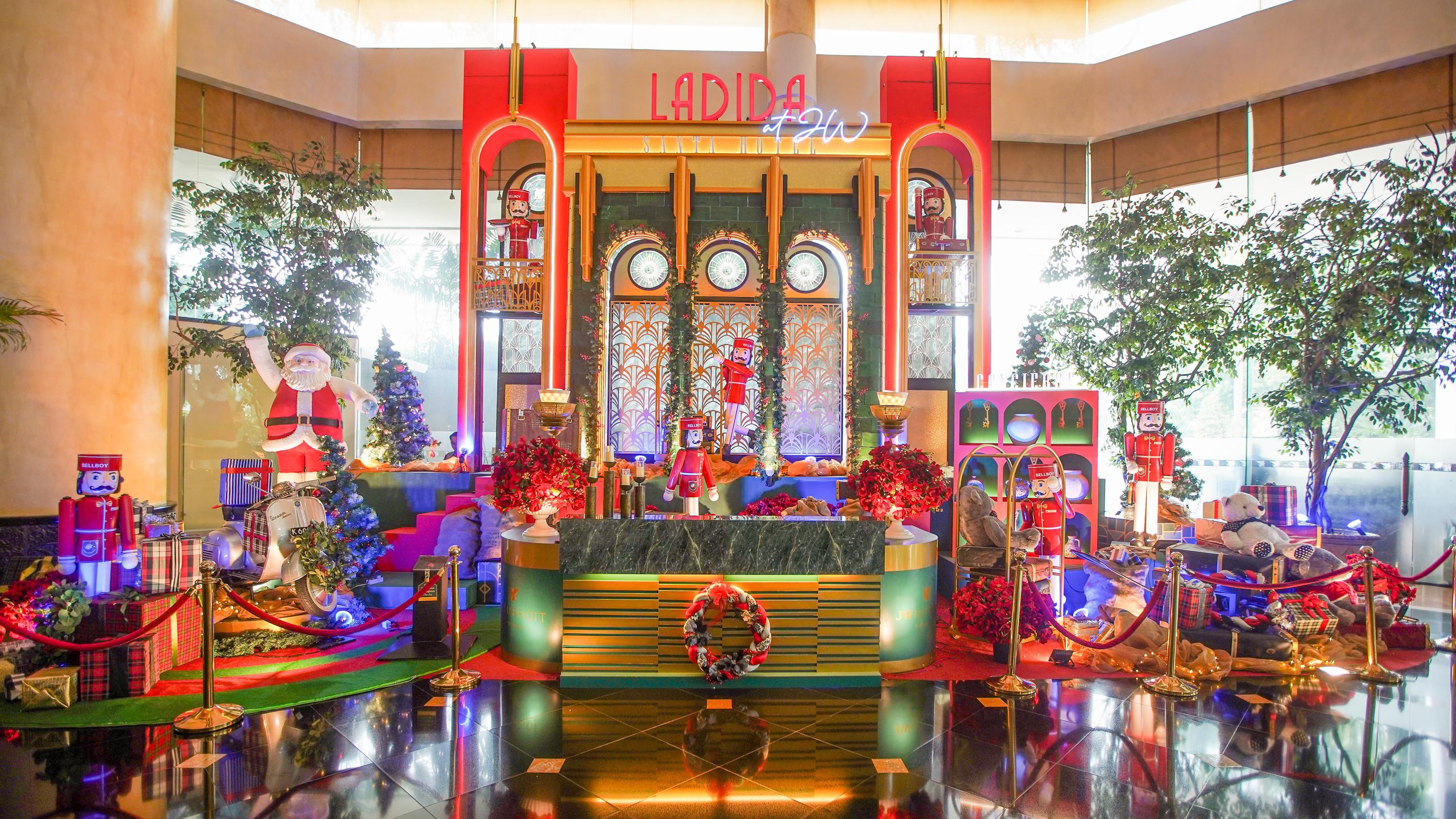 Sambut Natal dan Tahun Baru, JW Marriott Surabaya Hadirkan Miniatur Hotel Santa di dalam Lobi