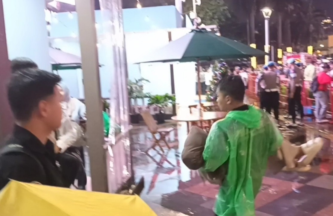 Tenaga Medis Sigap, Puluhan Pengunjung Bundaran HI Tumbang Gegara Desak-desakan