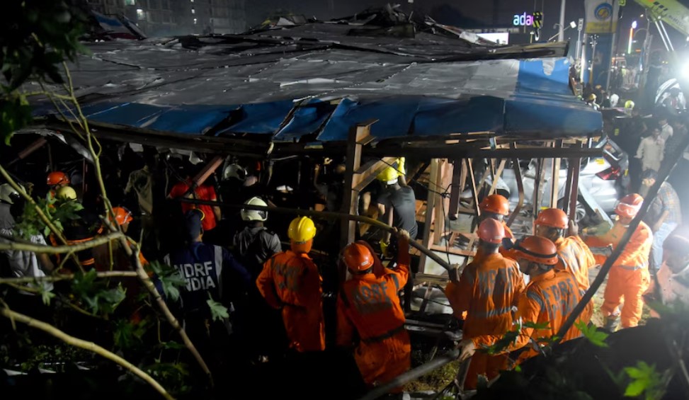 12 Orang Tewas Tertimpa Papan Reklame Raksasa di Negeri Vrindavan, Puluhan Lainnya Luka-Luka