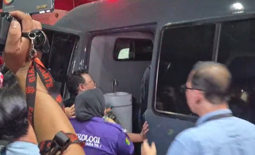 Foto-Foto Penyerahan Jenazah Nur Ainia Kru Kompas TV Korban Kecelakaan Kereta di Bekasi