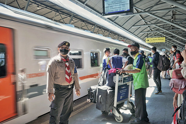 Relawan Pramuka Bantu Penumpang di Stasiun