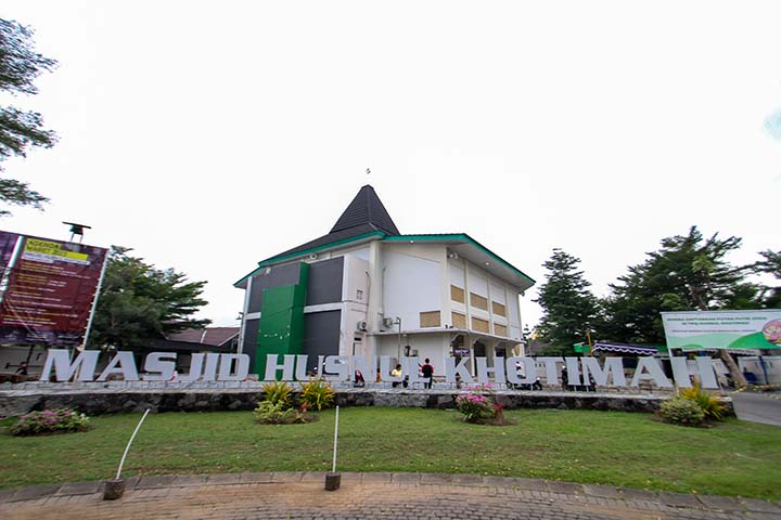 Serial Geliat Masjid Perumahan (Seri 11): Masjid Husnul Khotimah, Sidoarjo; Santuni 9 Yatim Tiap Bulan