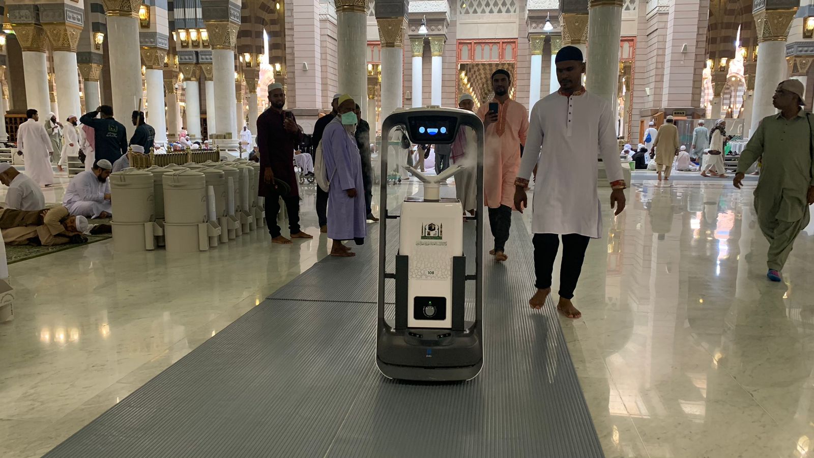 Kabar Dari Tanah Suci (39):  Robot Parfum di Nabawi  Menarik Perhatian