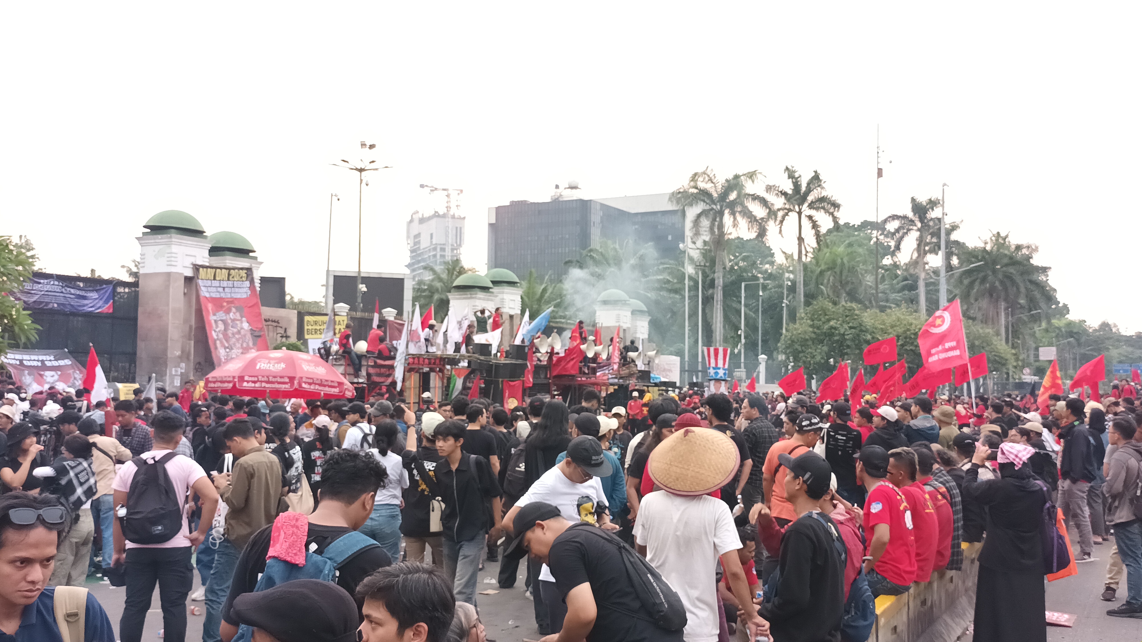 Massa Buruh 'Gebrak' Diintimidasi dan Dilarang Gelar Aksi di Bundaran HI, Lalu Pindah ke DPR: Kami Tak Terafiliasi Pemerintah! 