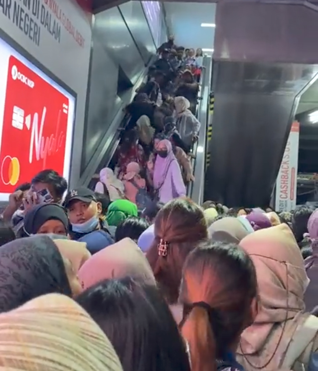 Viral! Kepadatan Penumpang di Stasiun KRL Sudirman Hingga Macet di Eskalator, KAI Commuter Angkat Bicara