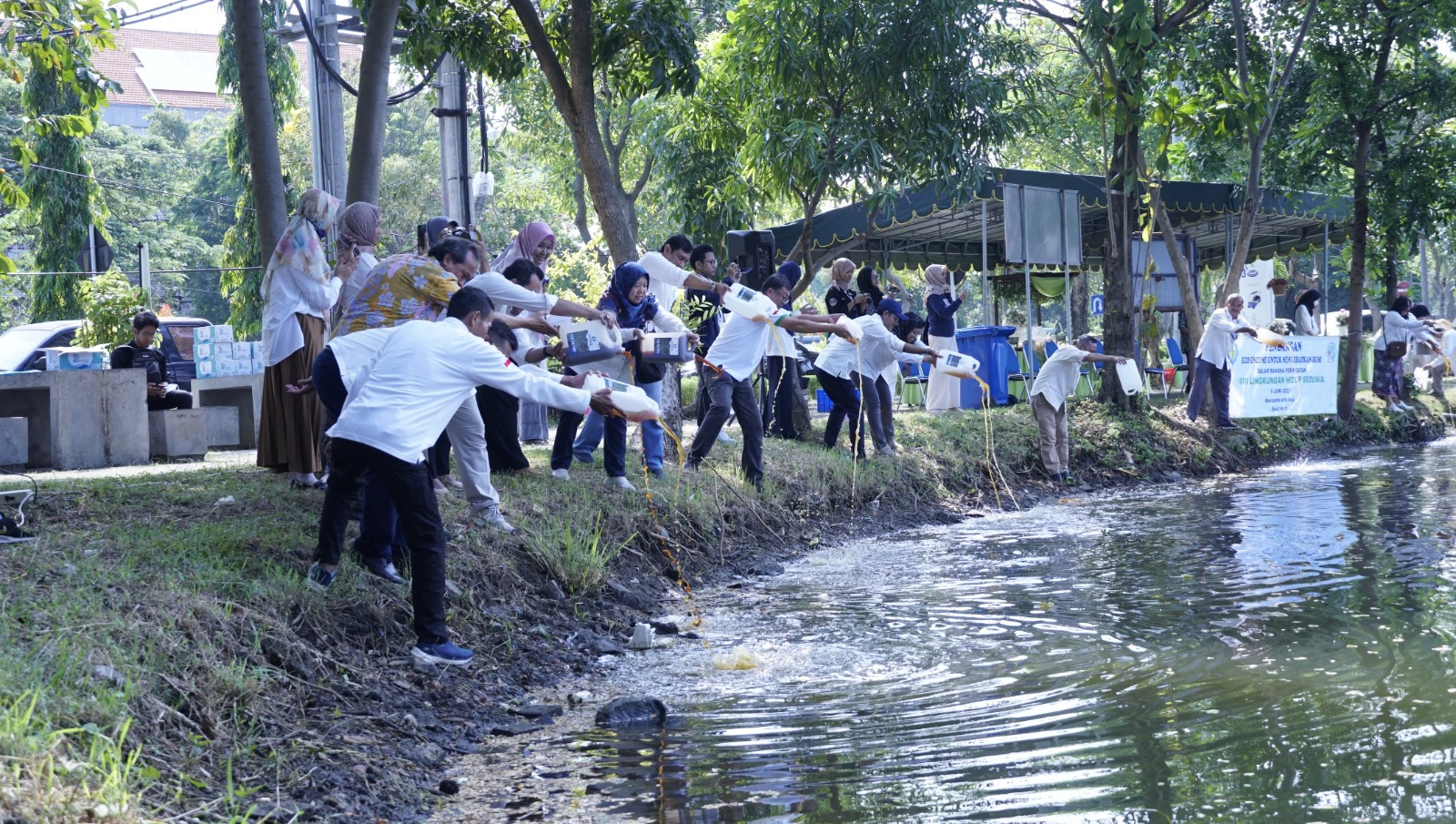 Ujicoba Ekoenzim, Para Dosen Ceburkan Cairan Biokimia Ke Danau ITS 