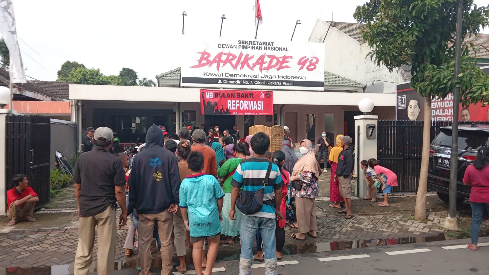 Barikade 98 Tabur 1.000 Paket Sembako di Kawasan Cikini, Berry: Ini Tanggung Jawab Moral  