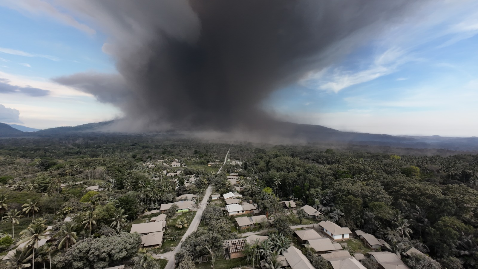 Foto-Foto Terbaru Penampakan Erupsi Gunung Lewotobi Laki-Laki, Pemerintah Imbau Warga Bertahan di Pengungsian 