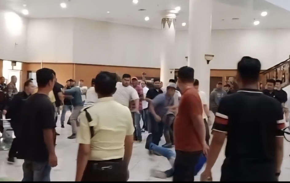Rapat Banggar Ricuh, Dua Anggota DPRD Riau Terlibat Adu Mulut Hingga Picu Bentrokan