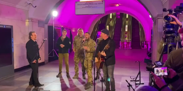 Bono dan The Edge Konser di Stasiun Kereta Bawah Tanah Kyiv, Penuhi Permintaan Presiden Volodymyr Zelensky