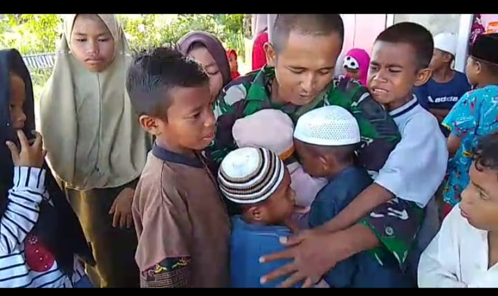 Kembali ke Hote, Babinsa Pengajar Alquran Serma Riadi Disambut Penuh Sukacita