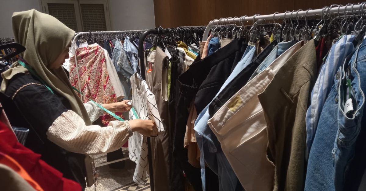 Hari Kedua Thrift Market Vol. 5 di Kantor Harian Disway: Makin Ramai, Fashion Perempuan Paling Banyak Diborong