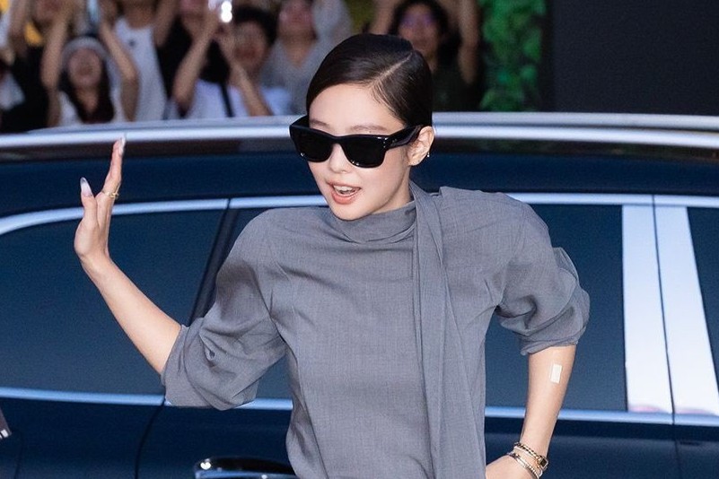 Keren Banget! Jennie BLACKPINK Pakai Ray-Ban, Langsung Sold Out