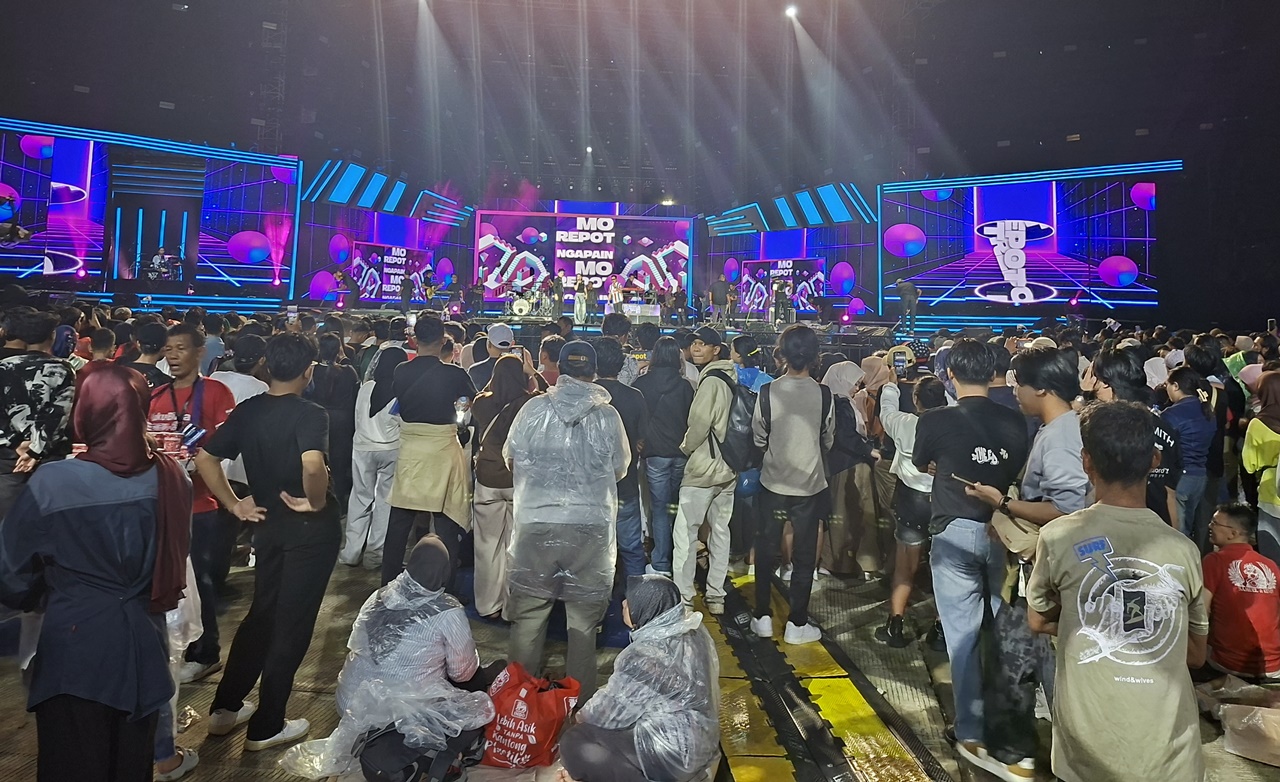 Pantai Karnaval Dipenuhi Pengunjung, Guyuran Hujan Tak Surutkan Semangat Baladewa Jemput 2026