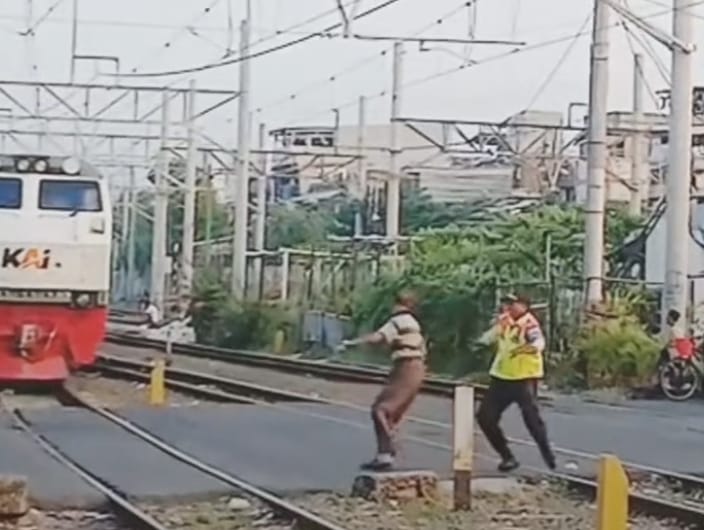 Aksi Heroik! Viral Pria Paruh Baya Nyaris Tertemper Kereta, Diselamatkan Petugas KAI