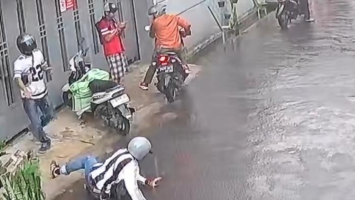 Lagi Neduh, Kurir JNE Dibegal 4 Orang di Bandung: 2 Pelaku Tertangkap