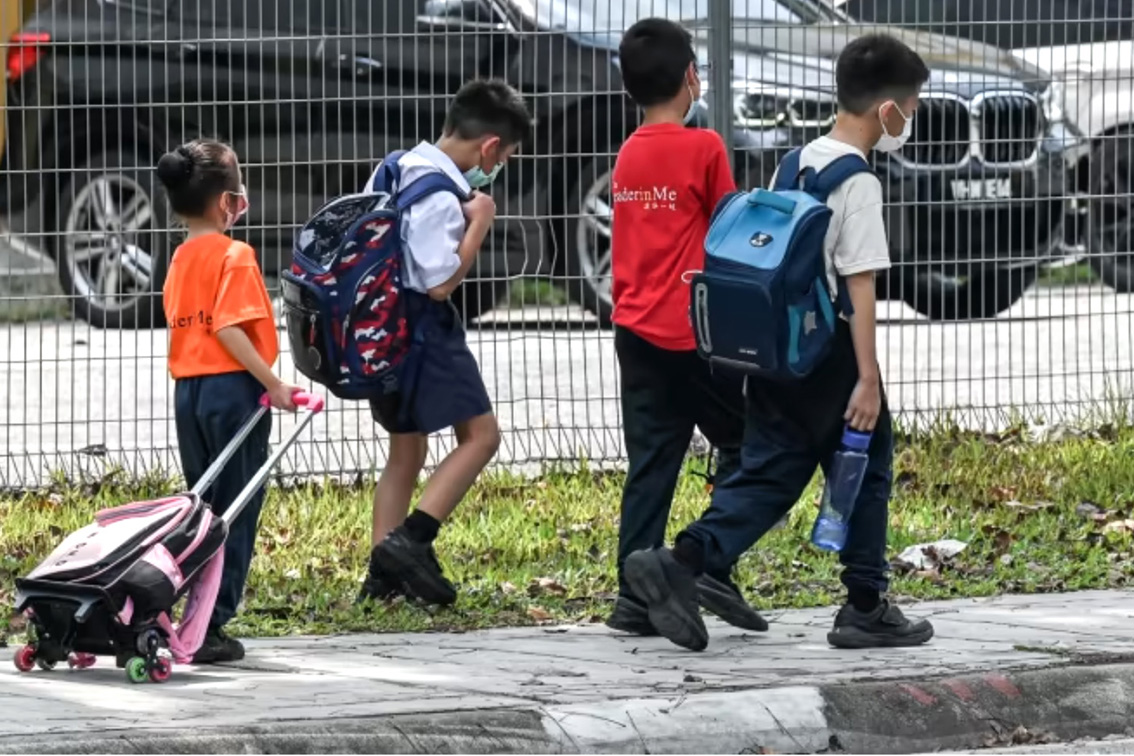 Antisipasi Suhu Panas di Seluruh Negeri, Siswa Malaysia Pakai Baju Olahraga