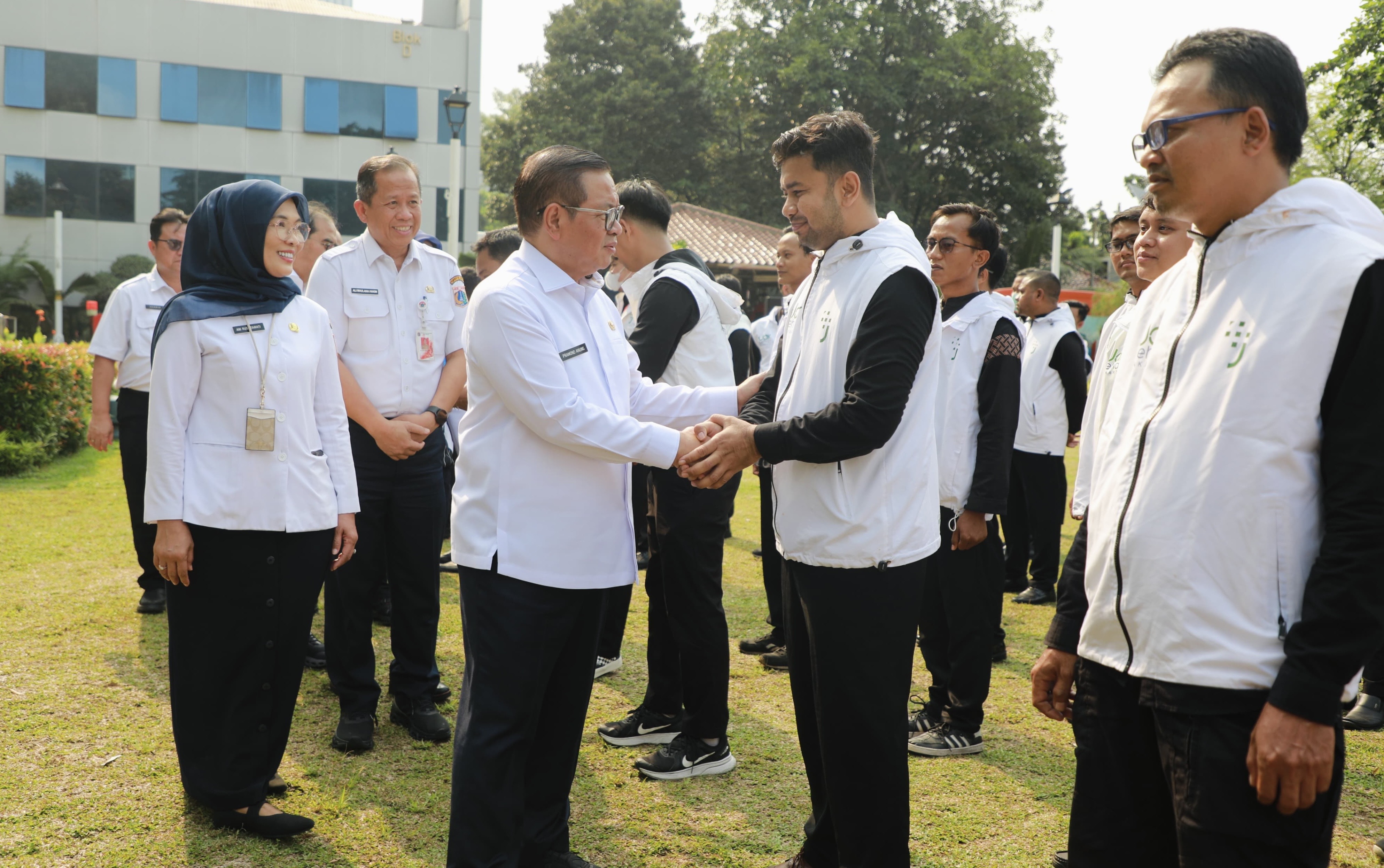 584 Pasukan Putih Dilepas untuk Layanan Kesehatan Gratis secara Door to Door