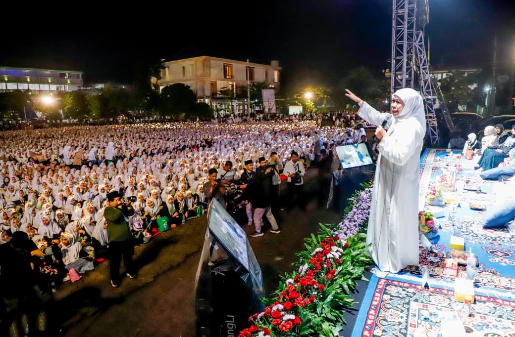 Jelang Hari Santri Nasional, Khofifah Hadiri Lirboyo Bersholawat Bersama Habib Syech